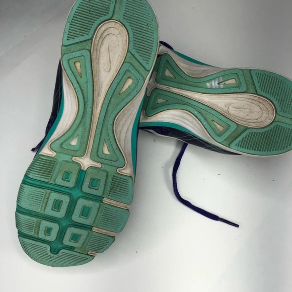 Nike woman’s running/walking shoes.  Size 6. - Picture 6 of 8